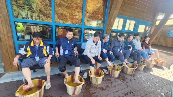 진산요양원, 미용실 나들이·산림치유 체험 실시